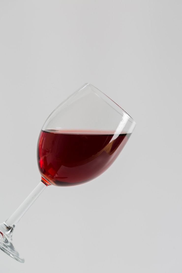 Foto gratuito minimalista gustoso vino rosso in vetro