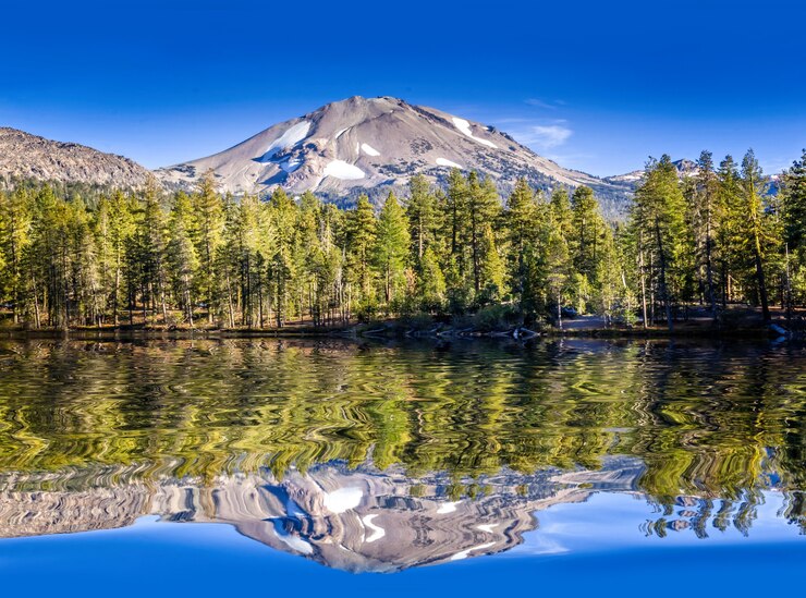 Mirror Lake nel Parco Nazionale di Lassen, California