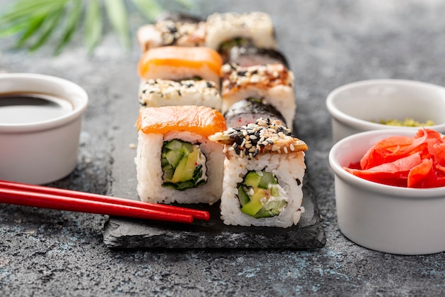 Miscela del primo piano dei rotoli di sushi di maki con le bacchette