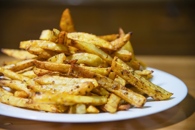 Miscela deliziosa della patata fritta francese con polvere fredda sulla tavola di legno