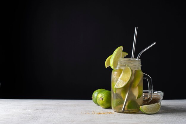 Miscela di bicchiere da cocktail con ghiaccio e lime