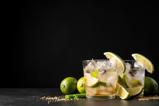 Miscela di bicchieri da cocktail con ghiaccio e lime