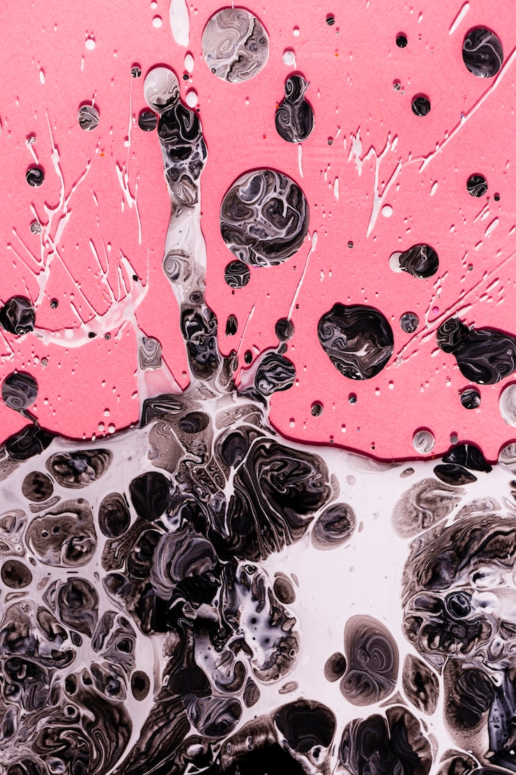 Foto gratuito miscela di vernice piatta laici su sfondo rosa