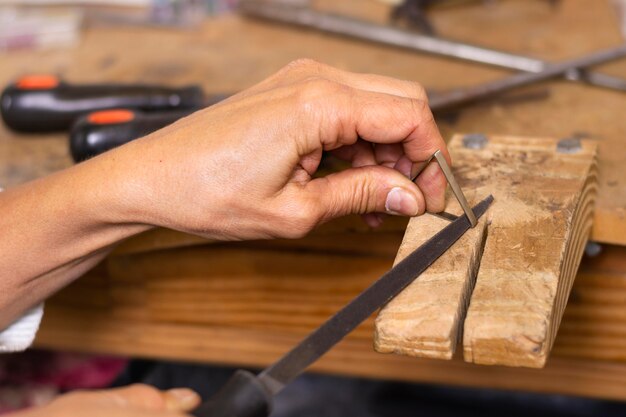 Misurare il legno per il lavoro