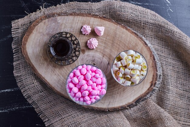 Mix di caramelle servito con un bicchiere di tè.