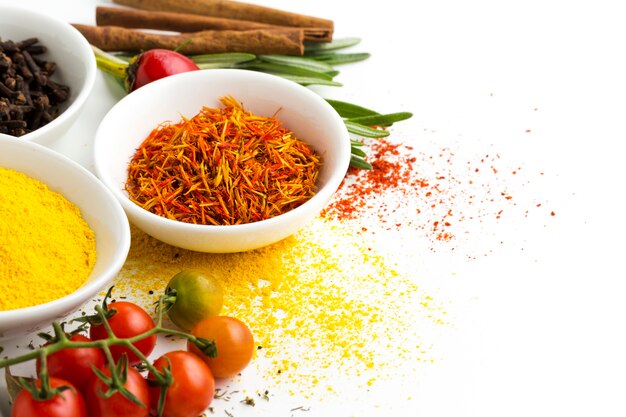 Mix di ingredienti in polvere spezie sul tavolo