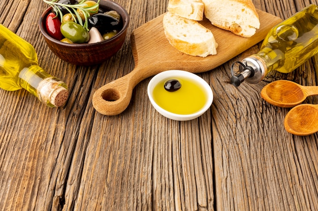 Mix di olive ad alto angolo di pane e bottiglie di olio