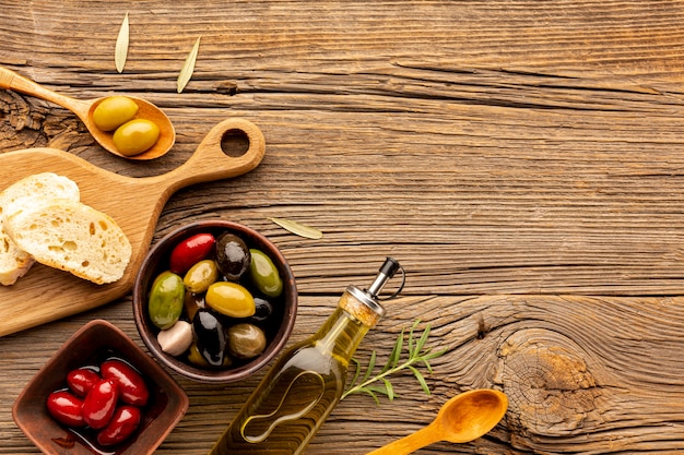 Mix di olive piatte con olio e copia spazio