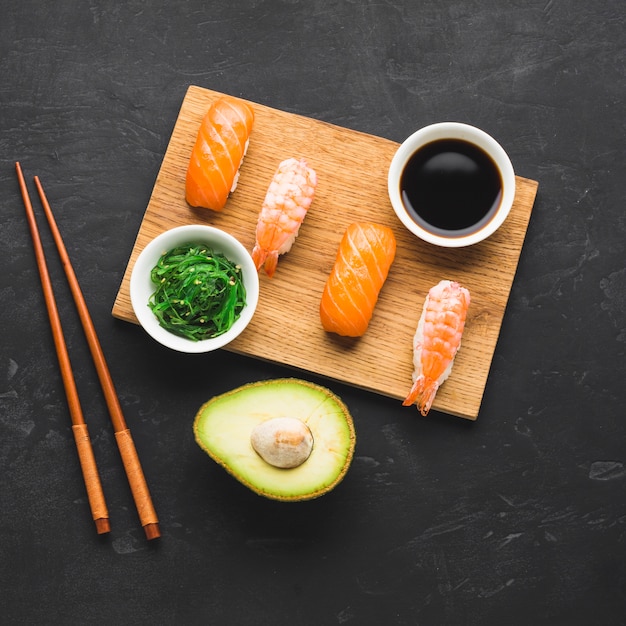 Mix di vista dall&#39;alto di placcatura sushi