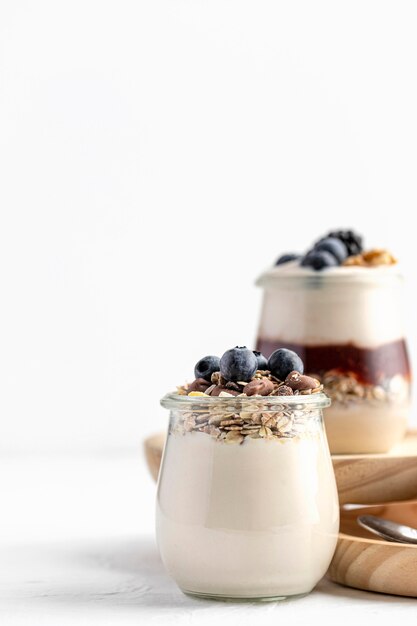 Mix di yogurt vista frontale con frutta, avena e marmellata