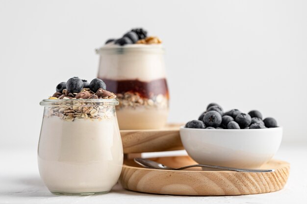 Mix di yogurt vista frontale con mirtilli, marmellata e avena