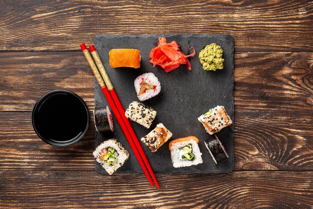 Mix piatto di involtini di sushi maki con le bacchette