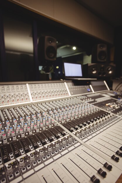 Mixer audio in uno studio