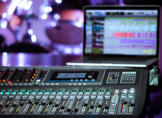 Mixer digitale in uno studio di registrazione, con un computer per la registrazione di musica. Il concetto di creatività e spettacolo. Spazio per il testo.