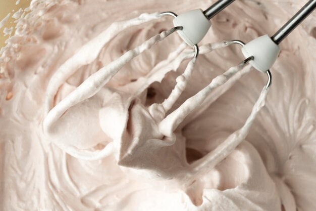 Mixer e deliziosa crema rosa