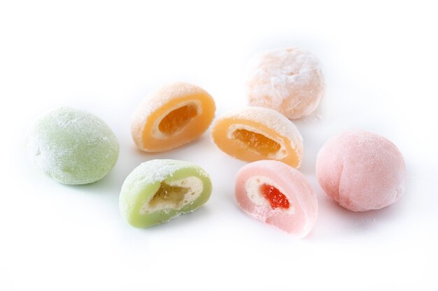 Mochi colorati giapponesi isolati su sfondo bianco