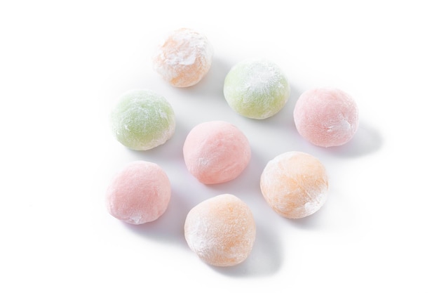 Mochi colorati giapponesi isolati su sfondo bianco