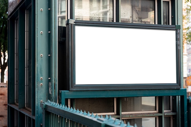 Mock-up cartellone sopra l'ingresso della metropolitana