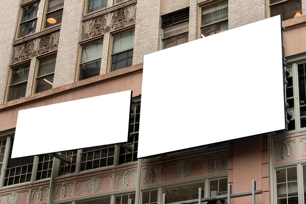 Mock-up cartelloni pubblicitari su un edificio della città