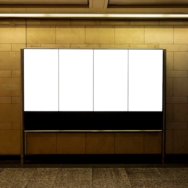 Mock-up cartelloni pubblicitari su un muro