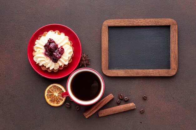 Mock-up con torta in posizione piatta