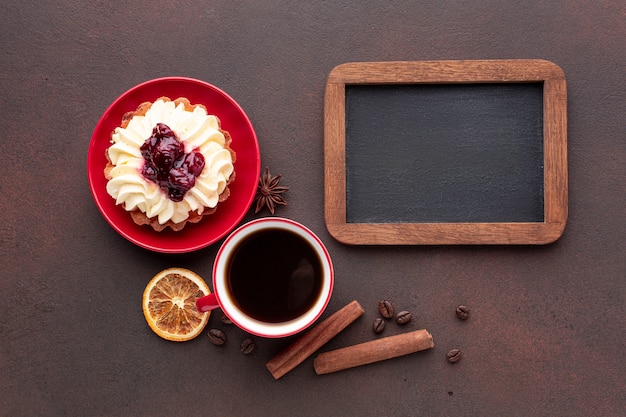 Mock-up con torta in posizione piatta