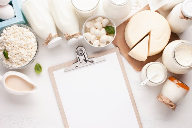Mock-up di appunti e prodotti lattiero-caseari