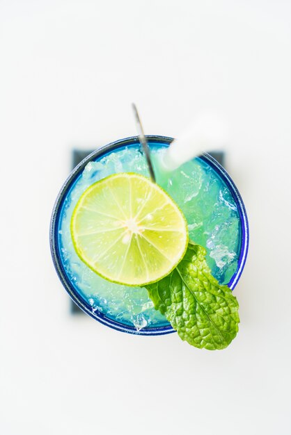 Mocktail colorato di limone