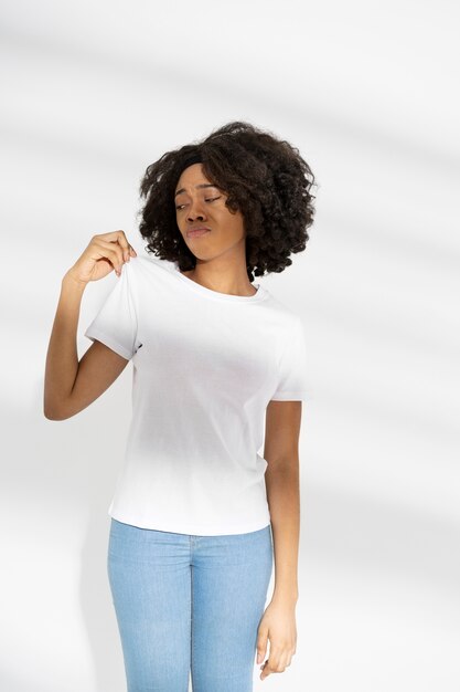 Mockup di camicia da portare bella e giovane donna