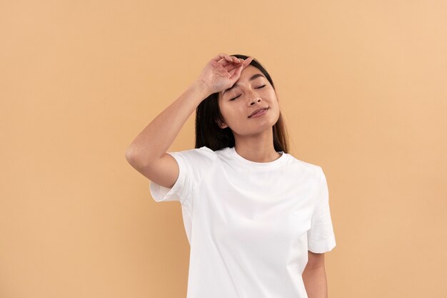 Mockup di camicia da portare bella e giovane donna