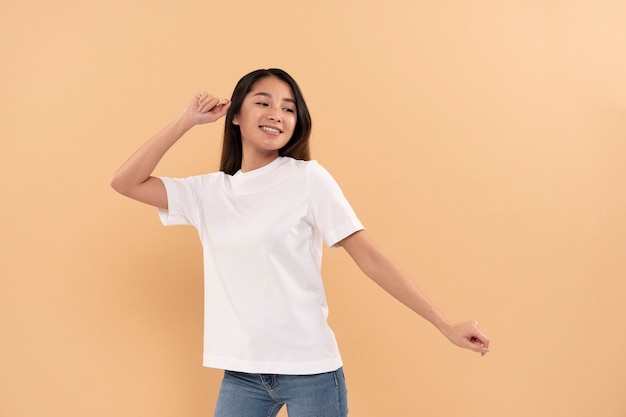 Mockup di camicia da portare bella e giovane donna