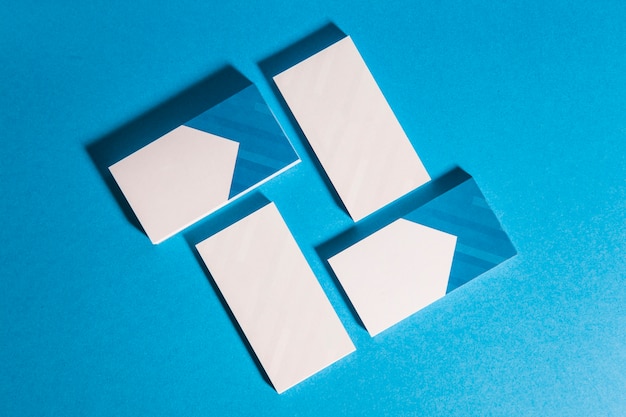 Mockup di cancelleria con quattro pile di biglietto da visita