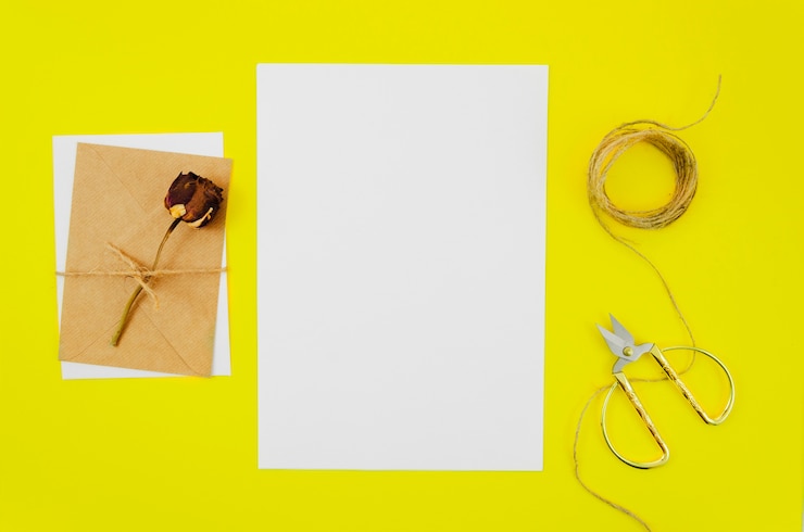 Foto gratuito mockup di carta piatta creativa