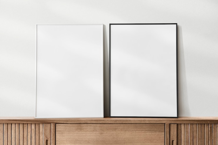 Foto gratuito mockup di cornici sul tavolo della credenza in legno