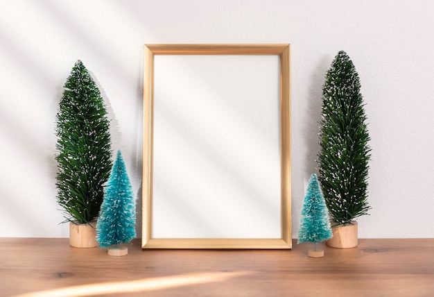 Mockup di design del telaio di auguri per le vacanze di Natale con decorazione sul tavolo di legno.