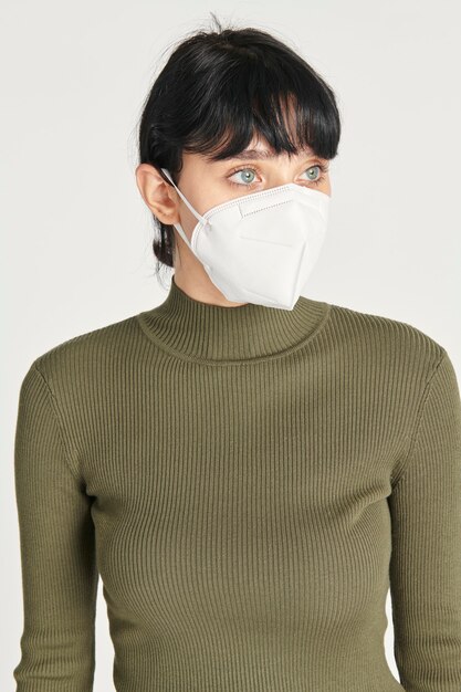 Mockup di maschera per il viso su una donna con un dolcevita verde