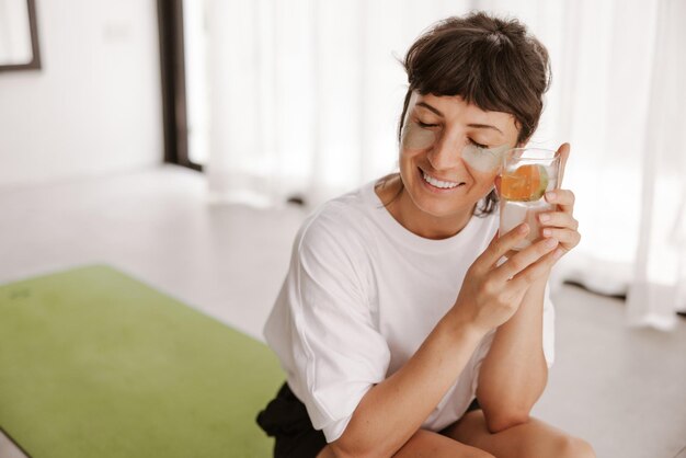 Mockup di prodotti cosmetici per cerotti e pelle donna