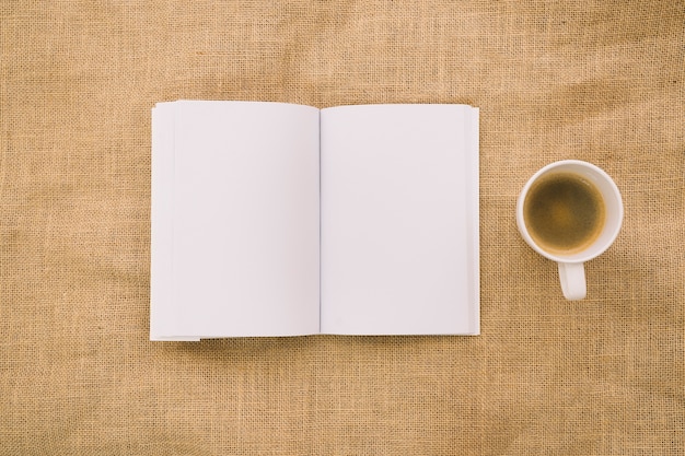 Mockup libro su panno con caffè