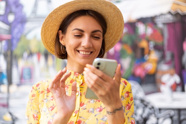 Moda all'aperto ritratto di donna in abito estivo giallo sulla parete colorata strada