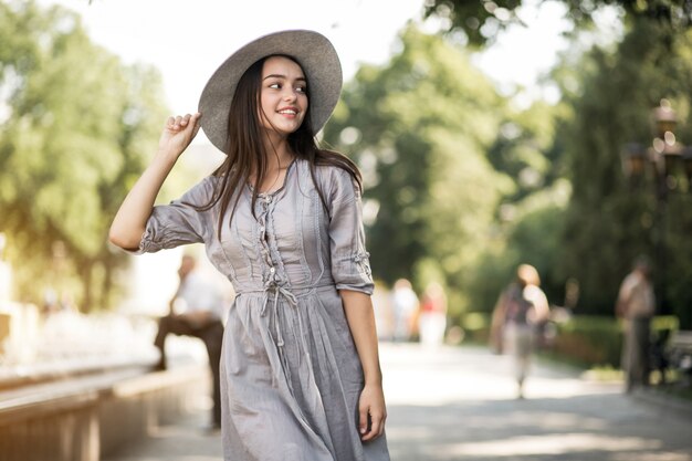 Moda di stile di vita di affari modello di caffè felice