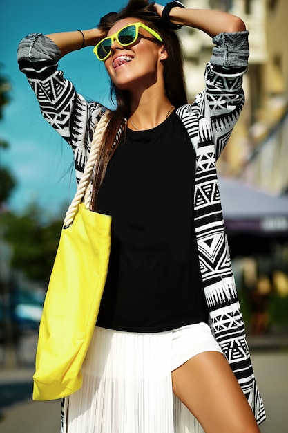 moda elegante bella giovane donna bruna modello in abiti casual colorati hipster estate in posa su sfondo di strada