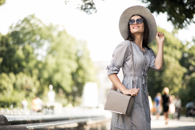 Moda felice città sfondo ragazza femmina