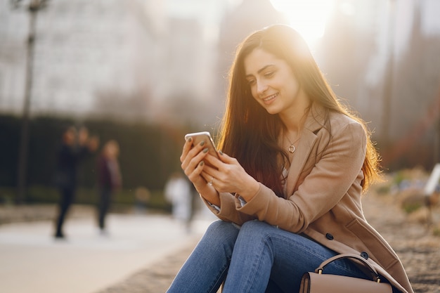 Moda ragazza che cammina in un parco di primavera