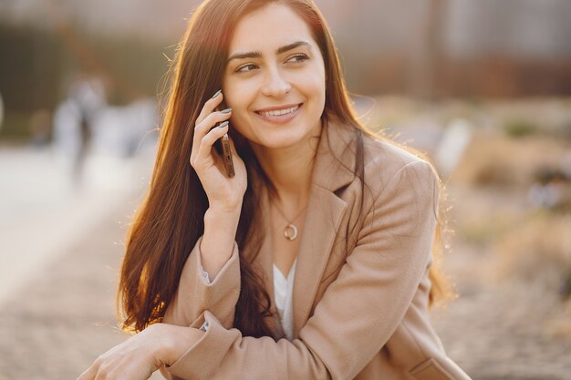 Moda ragazza che cammina in un parco di primavera