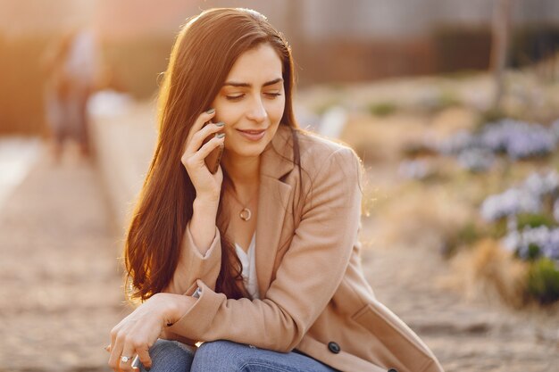 Moda ragazza che cammina in un parco di primavera