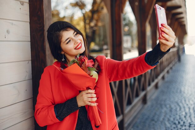 Moda ragazza che cammina in una città estiva