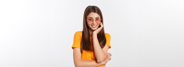 Moda ragazza hipster in bicchieri sfondo bianco isolato