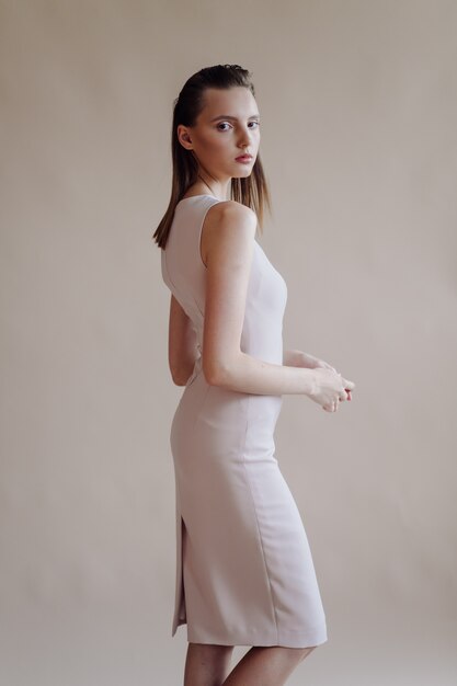 Moda ritratto di giovane donna elegante