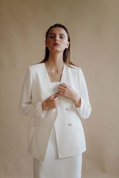 Moda ritratto di giovane donna elegante