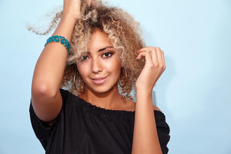 Foto gratuito modella sorridente in abiti neri estivi alla moda che posa